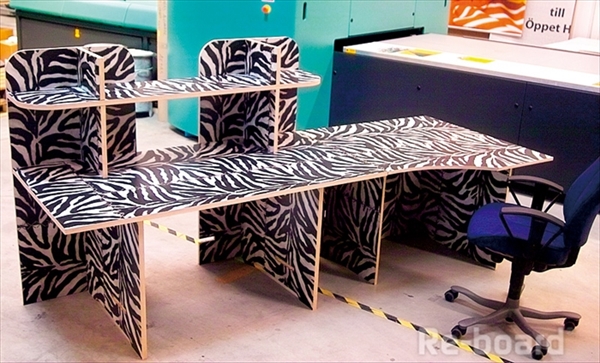 ゼブラ柄のオフィス机