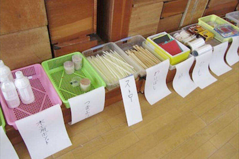 ボンドなどたくさんの道具たち