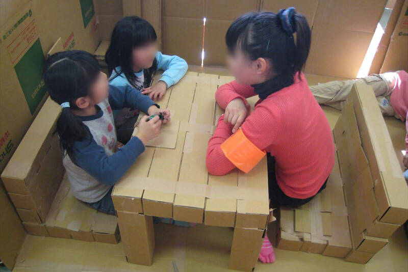 ダンボールの椅子と机で談笑中