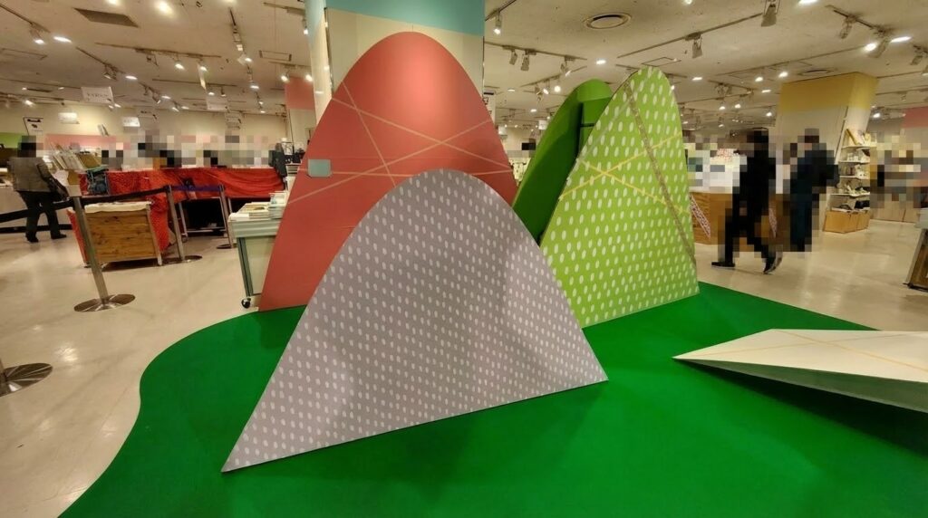 ダンボールの山型パネル