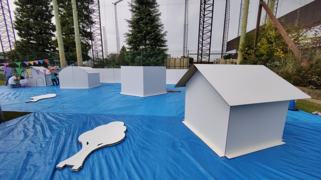 真っ白ダンボールハウス