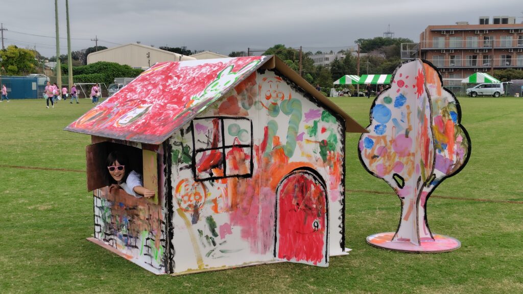 家に入る+窓からこんにちは