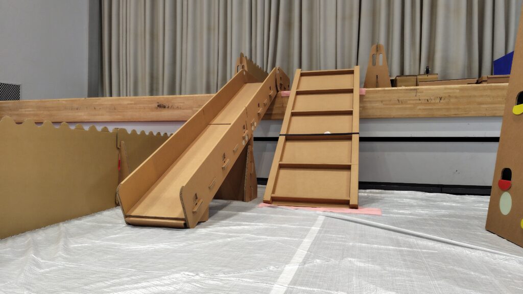 ダンボールパークロングすべりだい